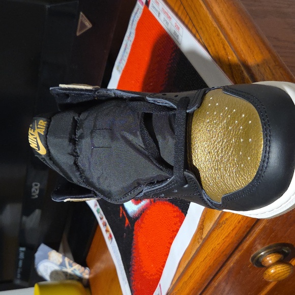 New In Box Air Jordan 1 Retro High OG Black and Gold Men's And Women Shoes - Picture 10 of 11